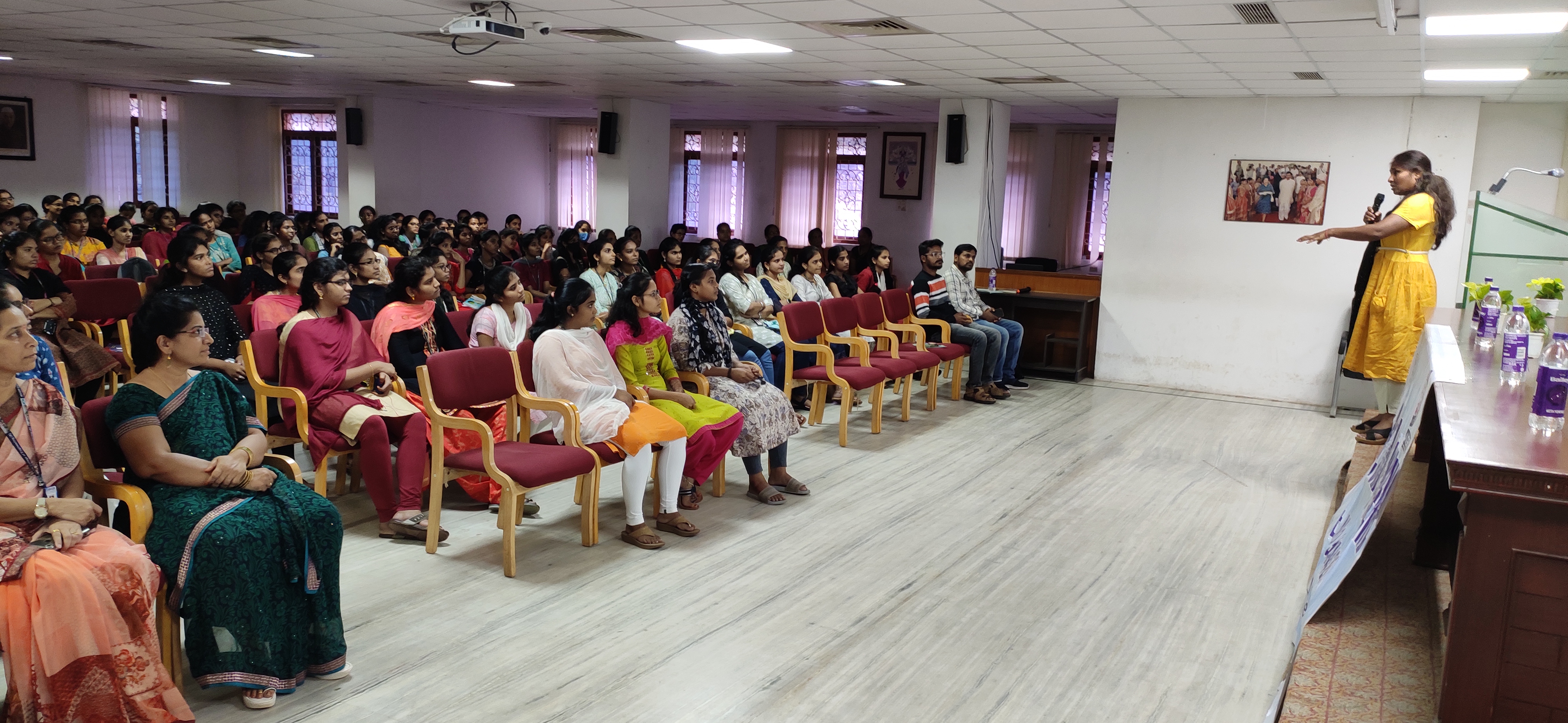 CHIEF GUEST Ms. SUSHMA KALLAM ADDRESSING THE STUDENTS
